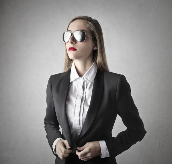 Kobieta młody biznes w okularach — Zdjęcie stockowe