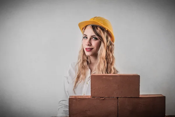 Jovem mulher trabalhando como pedreiro — Fotografia de Stock