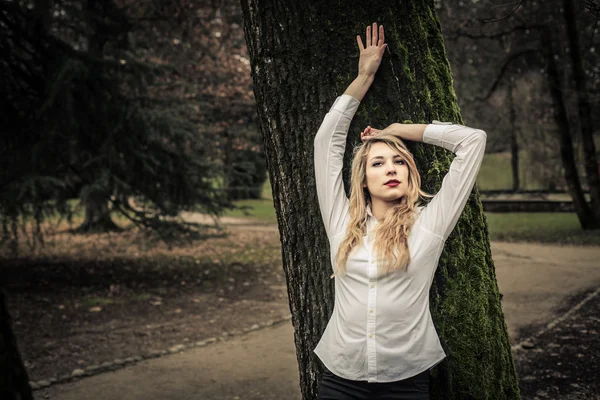 Jonge aantrekkelijke vrouw — Stockfoto