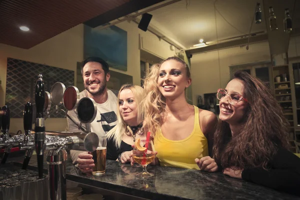 Stel vrienden in een pub — Stockfoto