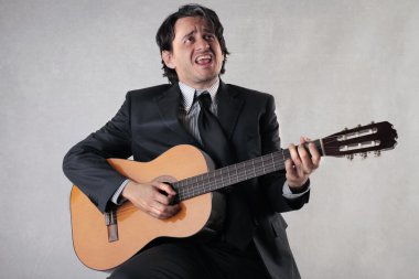 konsantre gitarist