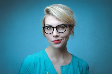 Genç ve güzel bir kadın gözlük takıyor