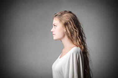 Genç kadının profili