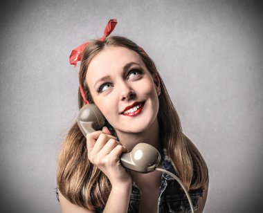 pin-up kadın telefon ederek