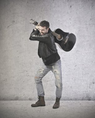 adam gitar kopmak üzere