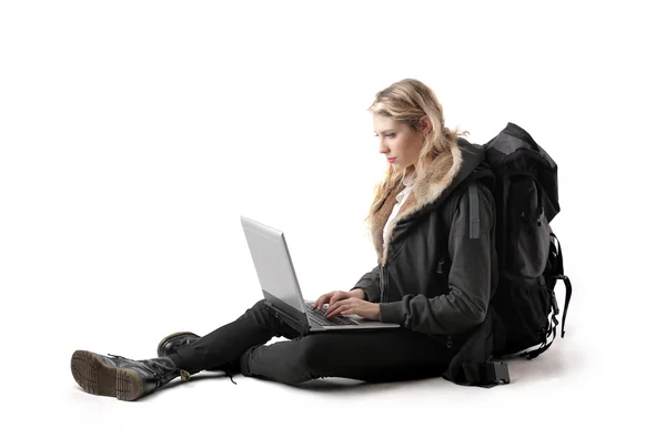 Молодая женщина смотрит на свой ноутбук — стоковое фото