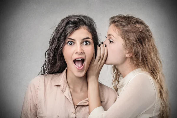 Mujer contando un secreto —  Fotos de Stock