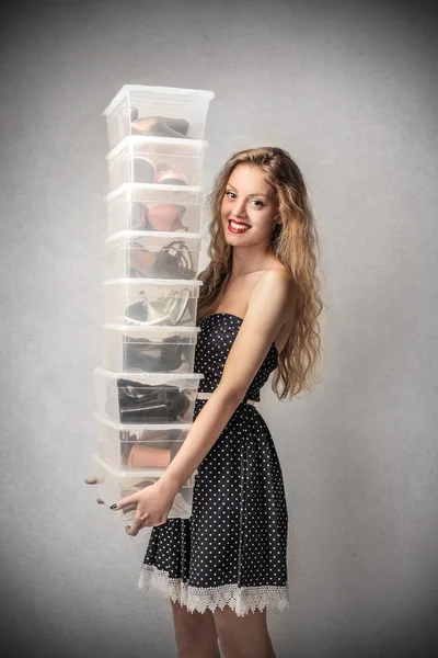 Mulher segurando lotes de caixas — Fotografia de Stock