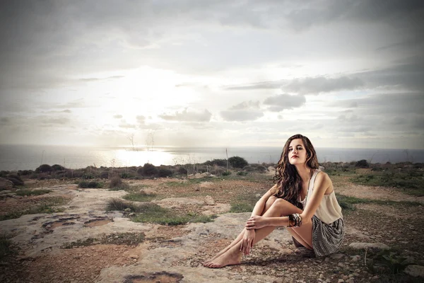 Mujer joven en la montaña — Foto de Stock