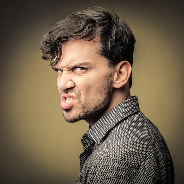 Uomo scontroso arrabbiato — Foto Stock