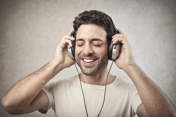 Красивий чоловік слухає музику — стокове фото