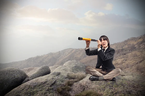 Man op zoek via een verrekijker — Stockfoto