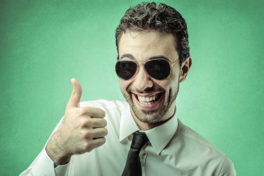 gülümseyen güneş gözlüğü ile işadamı