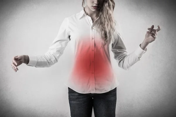 Mujer con dolor de estómago — Foto de Stock