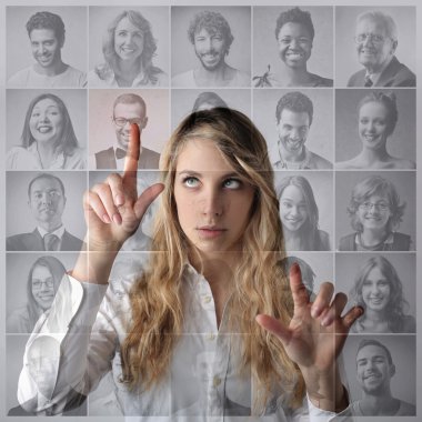 Genç kadın düşünüyor.