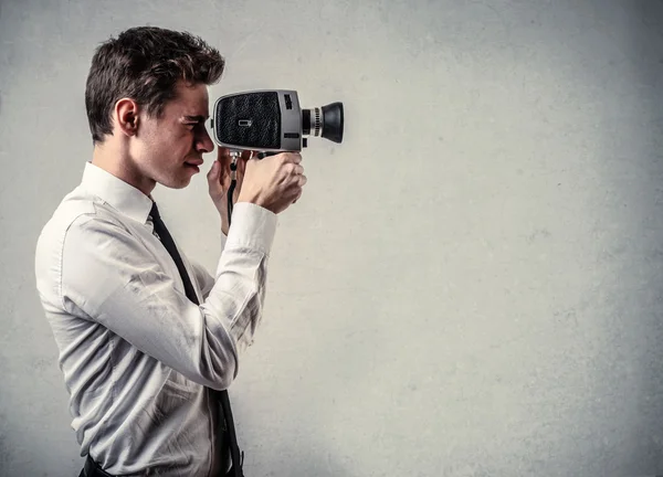 Jovem empresário usando uma câmera — Fotografia de Stock