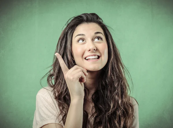 Jonge vrouw die over haar — Stockfoto