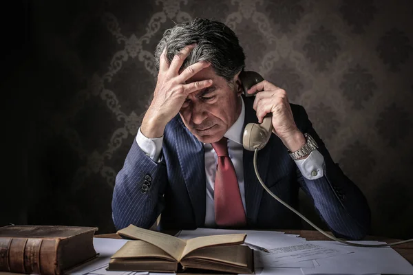 Homem elegante desesperado falando ao telefone — Fotografia de Stock