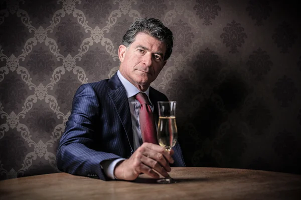 Elegáns férfi, egy pohár pezsgővel — Stock Fotó