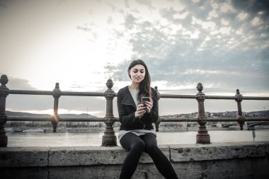 cep telefonu arayan genç bir kadın