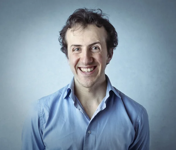 Homem feliz sorrindo — Fotografia de Stock