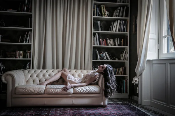 Belle femme couchée sur le canapé — Photo