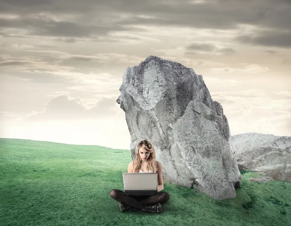 Jeune femme travaillant sur son ordinateur portable — Photo