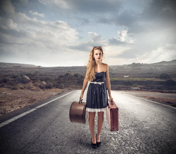 Jovem mulher bonita pronta para viajar — Fotografia de Stock