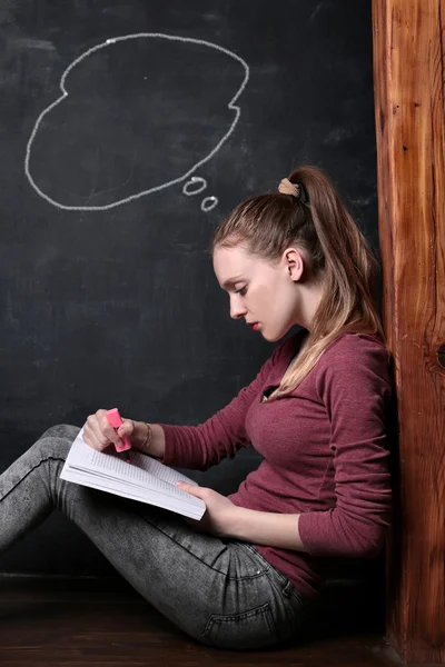 Jonge vrouw studeert — Stockfoto