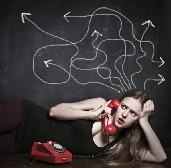 Jovem mulher falando ao telefone — Fotografia de Stock