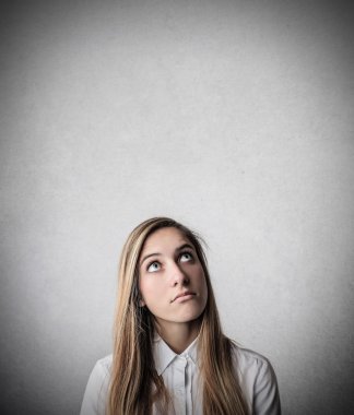 güzel genç kadın üstte arıyor