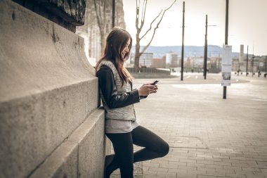 Gülümseyen genç kadın