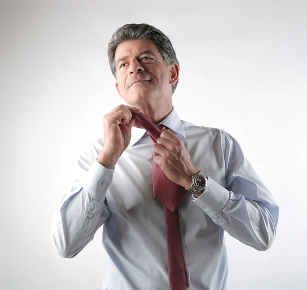 Biznesmen sobie krawat — Zdjęcie stockowe