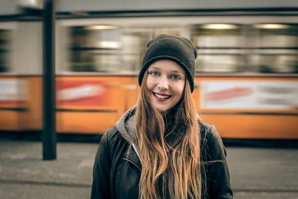 Ung leende kvinna — Stockfoto