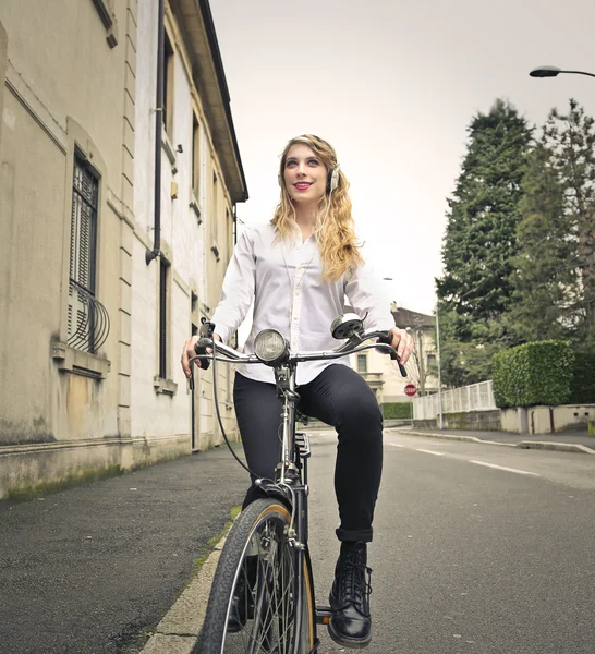 Mujer joven montando una bicicleta — Foto de Stock