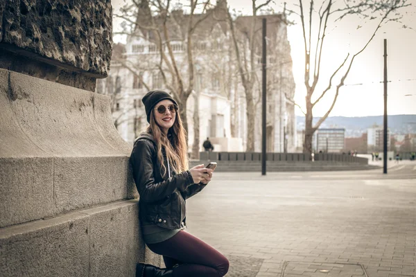 Joven mujer de la moda sonriendo — Foto de Stock