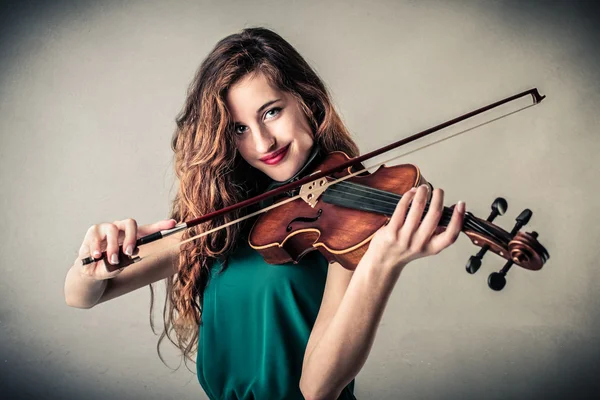 Jonge vrouw spelen de viool — Stockfoto