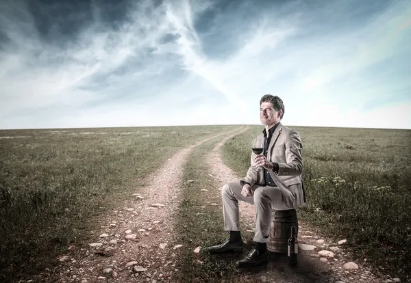 Mann hält ein Glas Wein in der Hand — Stockfoto