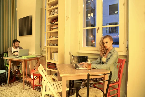 Hombre y una mujer trabajando en sus computadoras portátiles —  Fotos de Stock