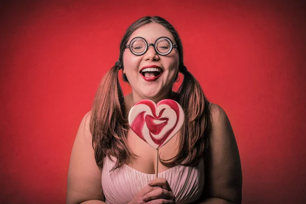 Jonge vrouw gaan eten een lolly — Stockfoto