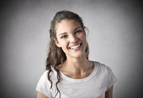 Sorridente menina agradável — Fotografia de Stock