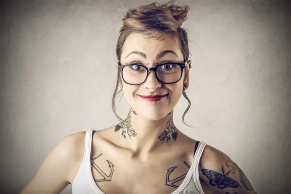 Pěkný Tetovaný žena — Stock fotografie