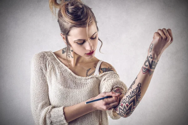 Bonita mujer tatuada — Foto de Stock