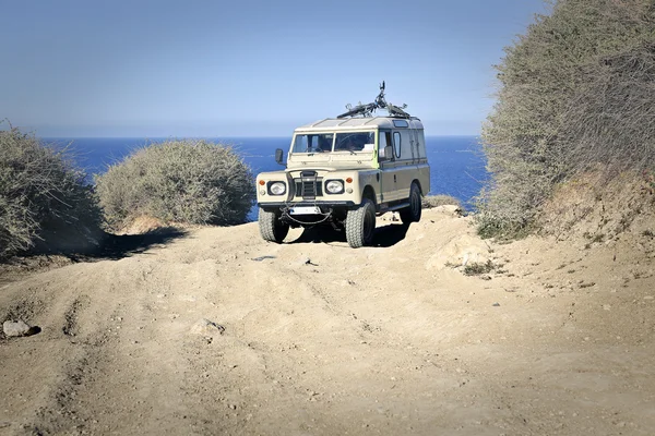 Voiture au bord de la mer — Photo