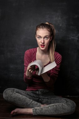 çekici sarışın kız