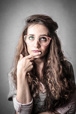 Meşgul güzel kız