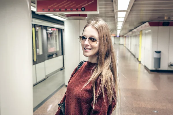 çekici sarışın kız