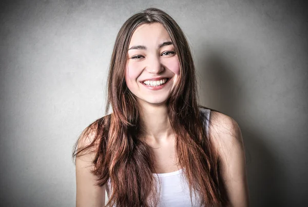 Menina sorridente agradável — Fotografia de Stock