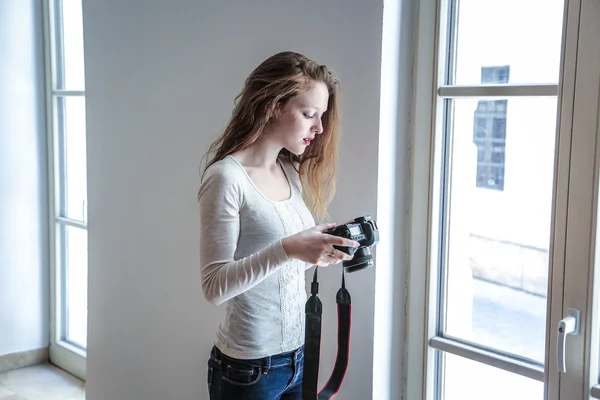 Trevlig blond tjej — Stockfoto