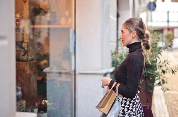 Jovem Mulher Cidade Frente Uma Vitrine — Fotografia de Stock